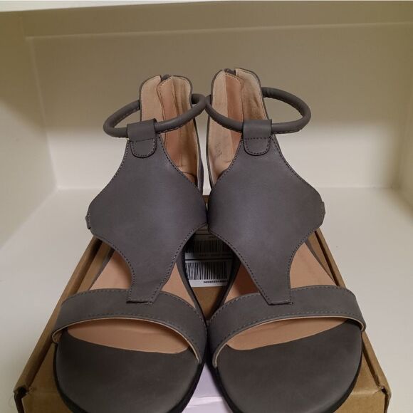 💯🔥JOURNEE COLLECTION TRAYLE WEDGE SANDALS- WOMEN'S SIZE 7.5- GREY🔥🔥NEW IN - Picture 3 of 11